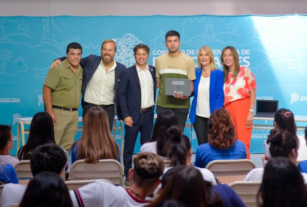 Kicillof entregó 393 computadoras a estudiantes de la Escuela Secundaria N° 2 de Ezeiza