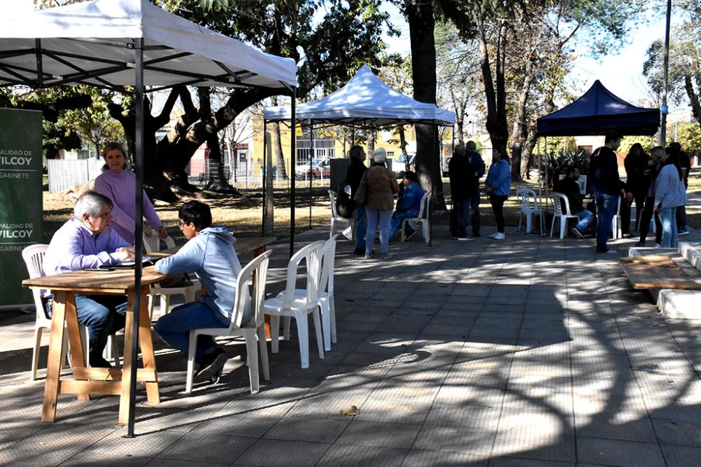 Britos y funcionarios municipales dialogaron con los vecinos en la Plaza 9 de Julio