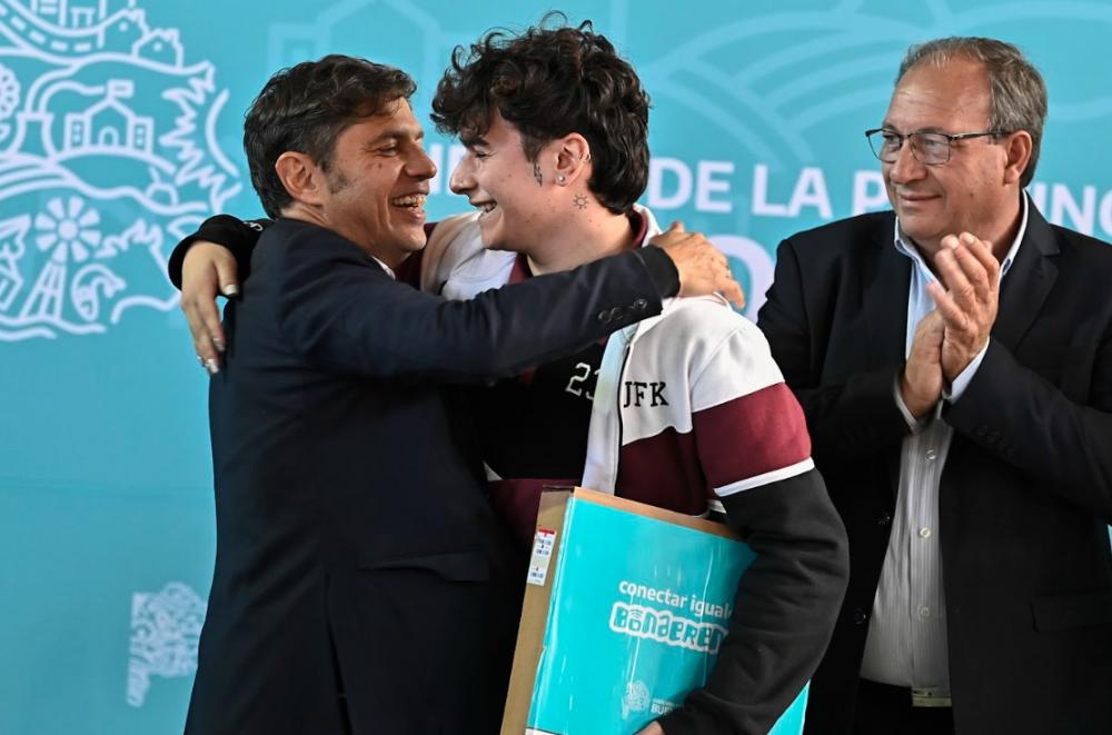 Kicillof entregó 94 computadoras personales a estudiantes de General Alvear