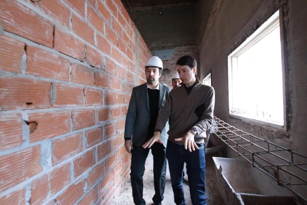 Kreplak recorrió las obras de reconstrucción del hospital Meléndez