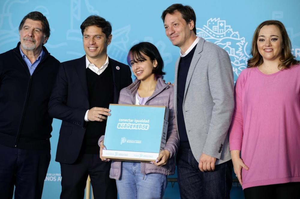 Kicillof: “La entrega de computadoras es para que todos y todas partan desde el mismo lugar"