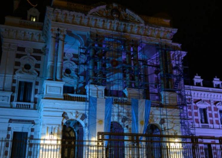 La Casa de Gobierno se vistió de celeste y blanco