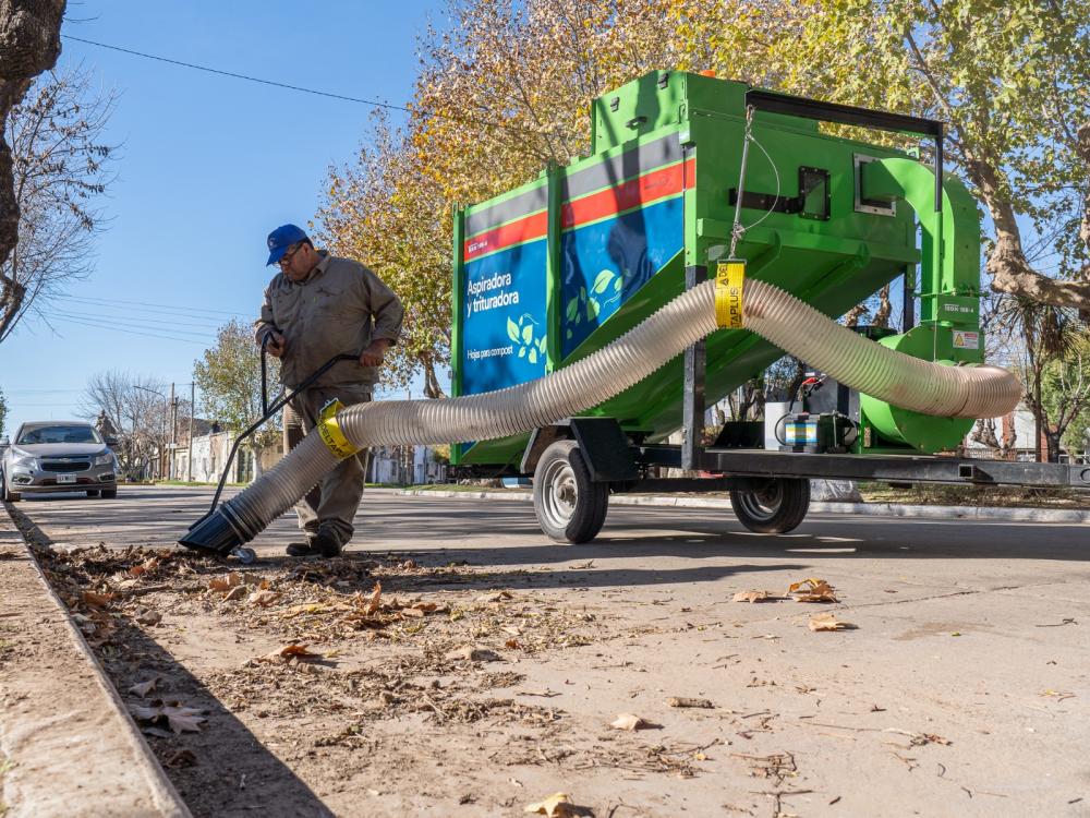 Los Toldos: Presentaron una nueva aspiradora y compactadora de hojas para Compost