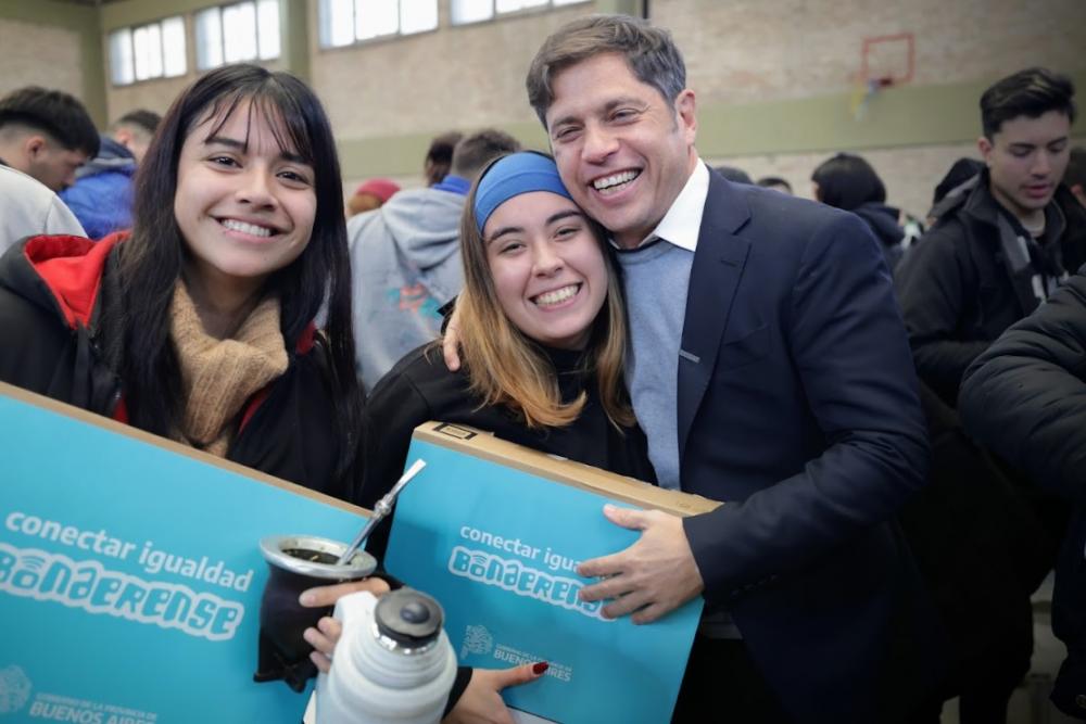 Kicillof entregó 458 computadoras a estudiantes secundarios de Presidente Perón