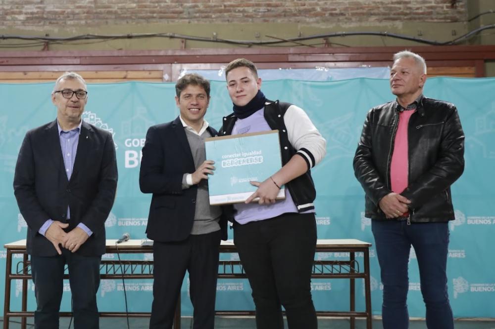 Kicillof entregó computadoras a estudiantes de San Isidro