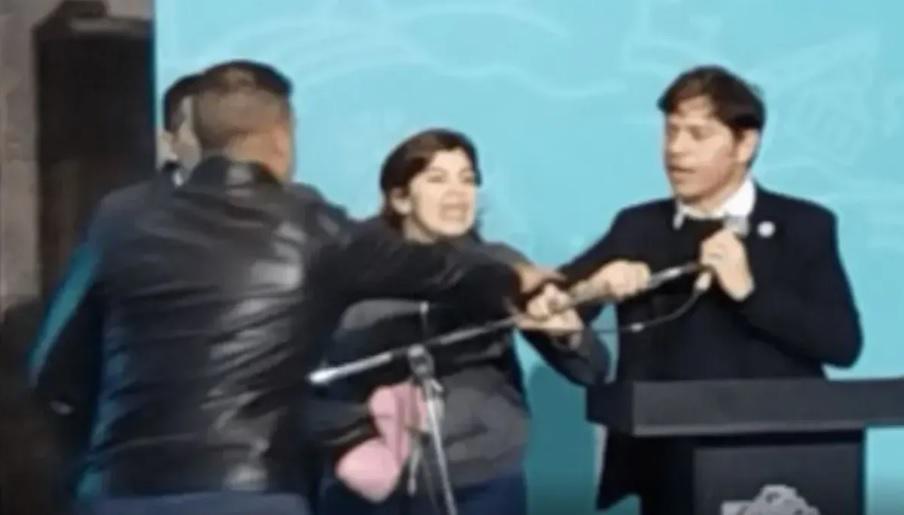 Una mujer increpó a Kicillof en medio de un acto