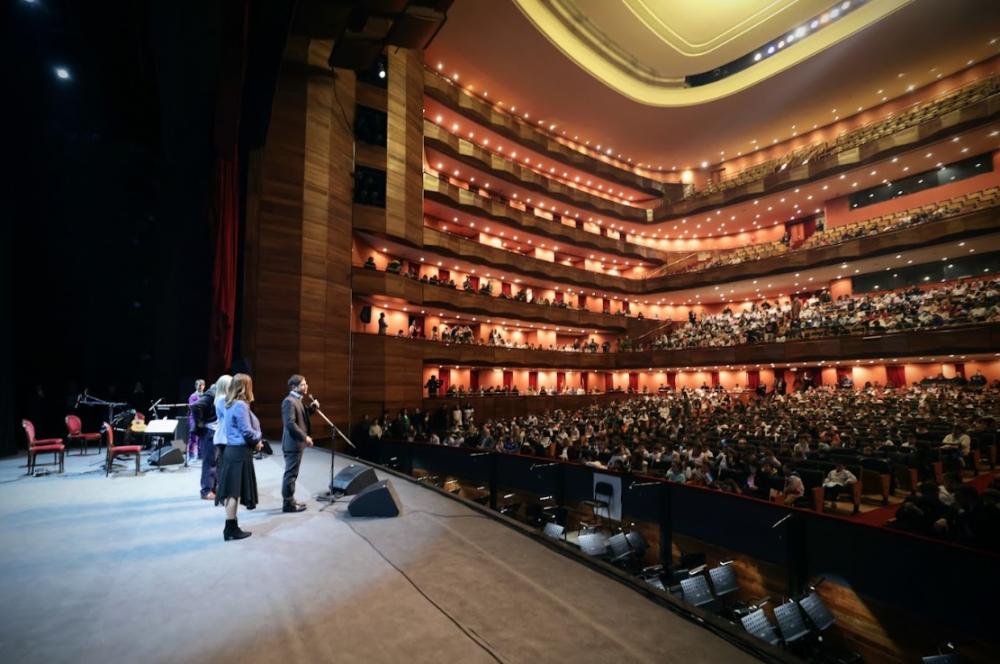 Kicillof encabezó la ceremonia de promesa a la Bandera Nacional de estudiantes bonaerenses