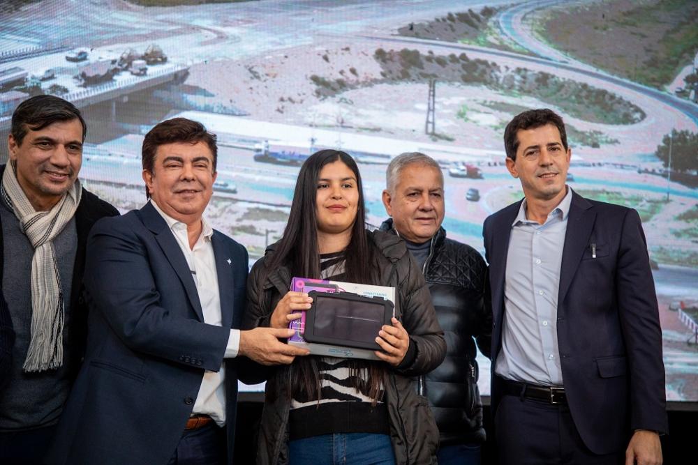 Espinoza y “Wado” de Pedro entregaron más de 4 mil tablets