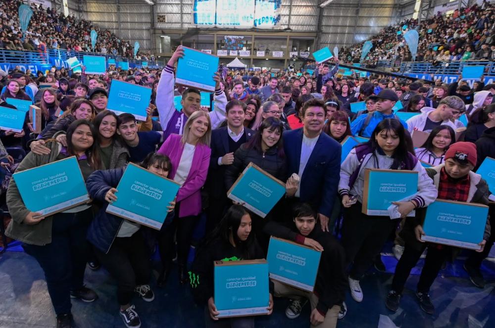 Kicillof entregó 2.966 computadoras a estudiantes de La Matanza