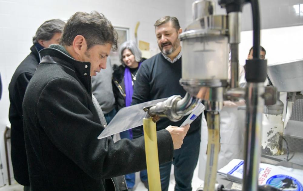 Kicillof recorrió la fábrica láctea de la Escuela Secundaria Agraria N°1
