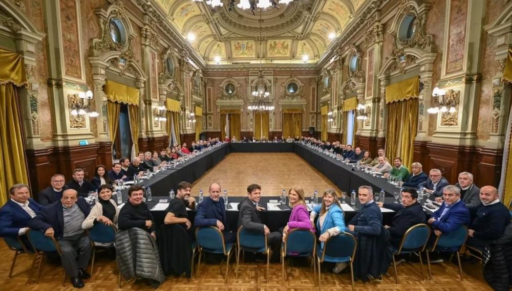 Kicillof recibió a intendentes de Unión por la Patria para apuntalar la campaña