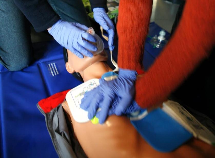 Así podés salvar una vida: cómo usar un equipo desfibrilador y hacer RCP