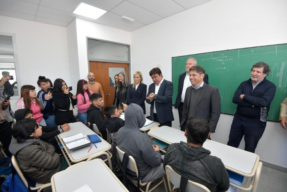 Kicillof recorrió el nuevo edificio de la Escuela Secundaria N°68