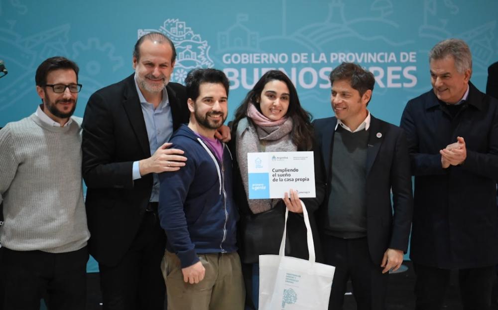 Kicillof entregó 54 viviendas y firmó 36 créditos del programa Buenos Aires CREA