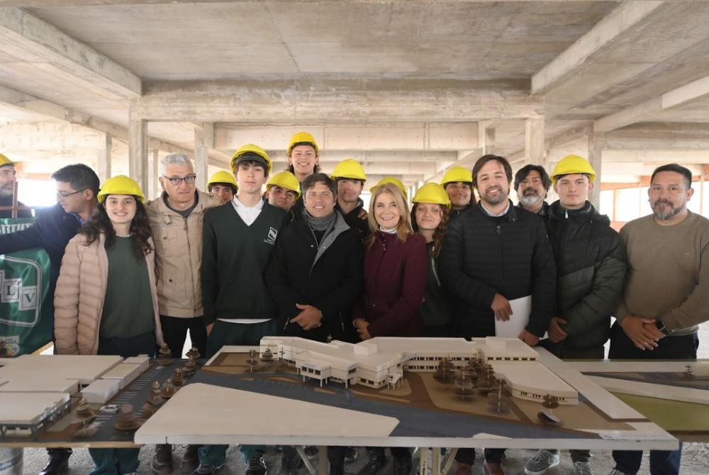 Kicillof visitó el predio donde se edifica la Casa de la Provincia y entregó viviendas