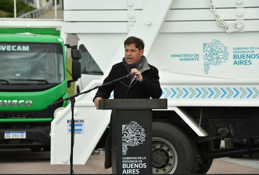 La Provincia entregó vehículos de transporte escolar y camionetas para municipios