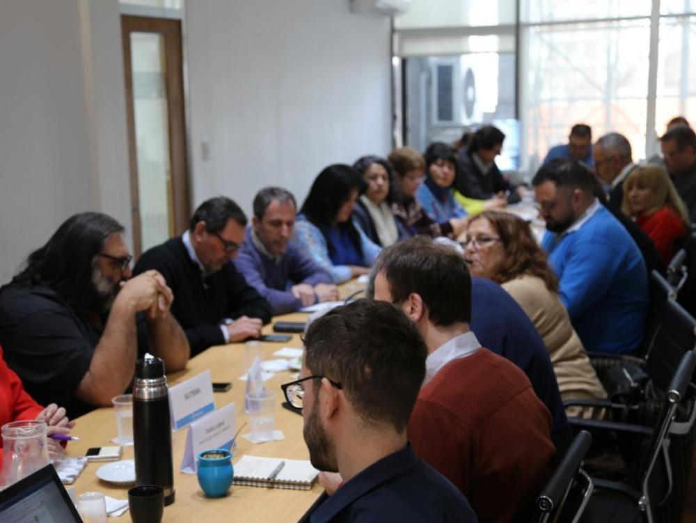 El gobierno bonaerense convocó a estatales y a docentes