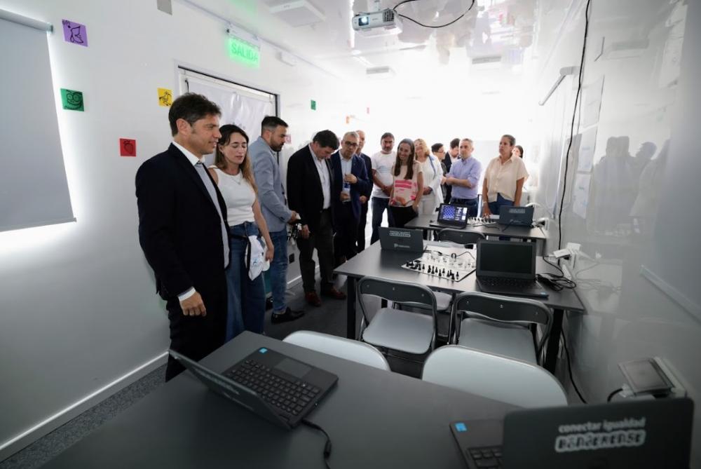 Kicillof encabezó la presentación de los Centros Socioeducativos y Comunitarios Móviles