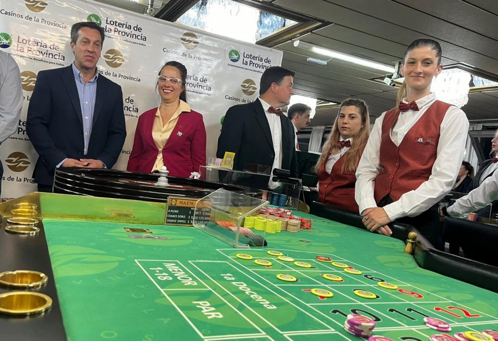 El intendente encabezó el lanzamiento de la primera bola de la temporada