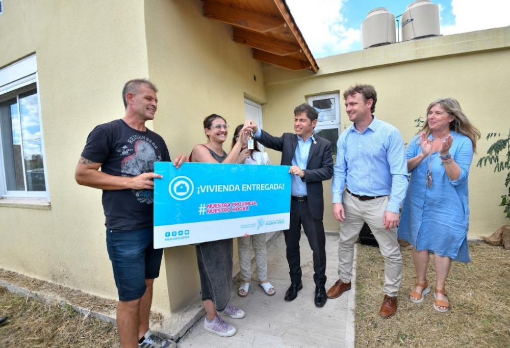 Kicillof entregó viviendas y firmó convenios para obras por $1.500 millones