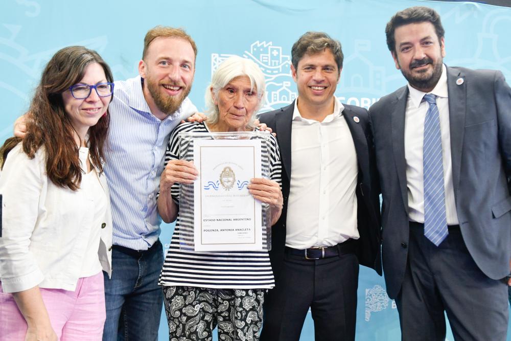 Kicillof entregó 272 títulos de propiedad gratuitos para familias de Lomas de Zamora