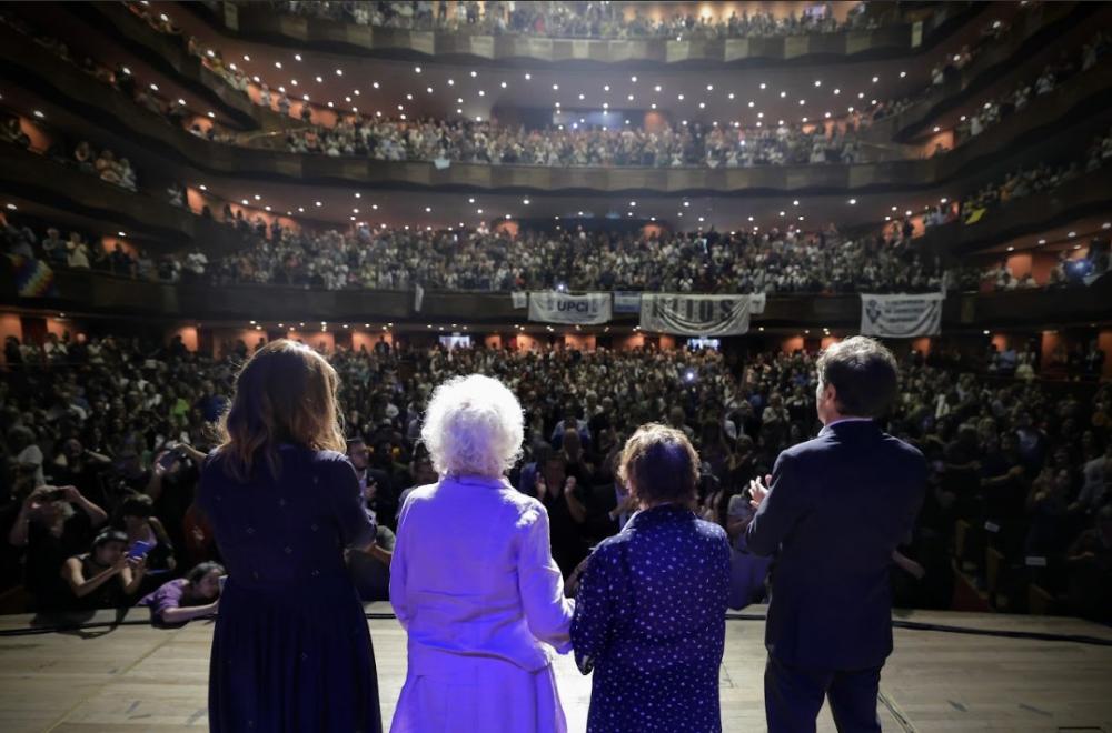 Kicillof participó de un concierto en homenaje a Abuelas de Plaza de Mayo