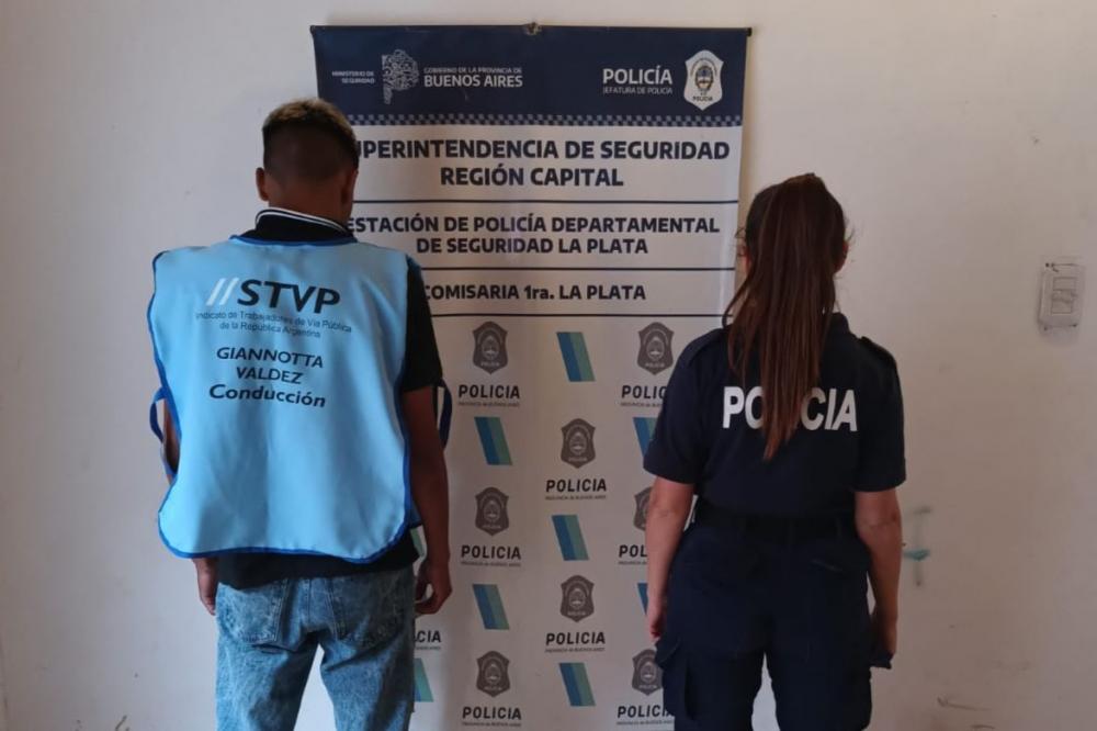 Detienen a “trapitos” que exigían dinero a los vecinos por estacionar sus autos en la vía pública