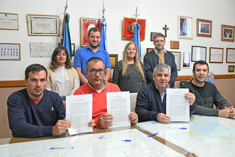 Britos encabezó la firma del boleto de compraventa del último terreno del Parque Industrial de Moquehuá