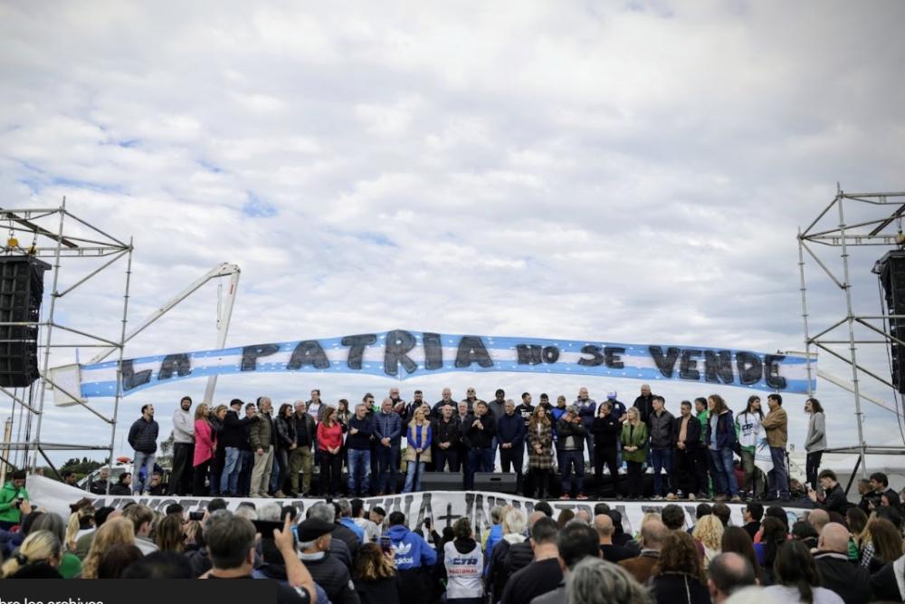 Kicillof encabezó un acto multisectorial en Ensenada