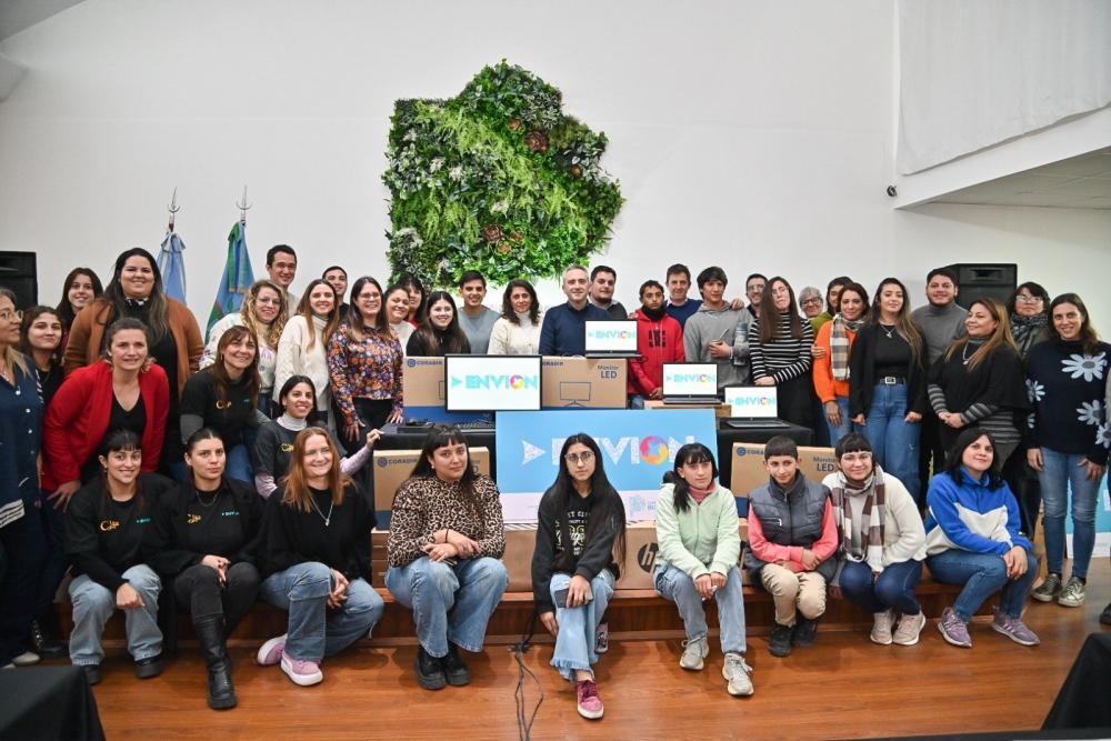 Provincia entregó computadoras a jóvenes del Programa Envión