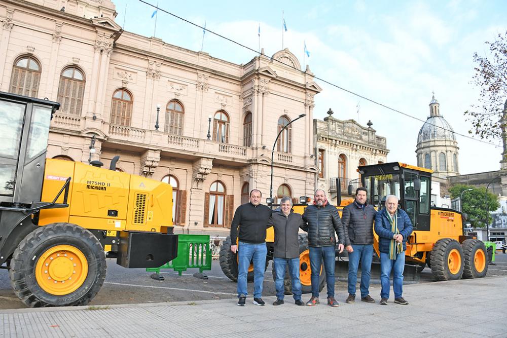 Britos presentó una motoniveladora y una pala cargadora adquiridos por el Municipio con una inversión de 213 millones de pesos