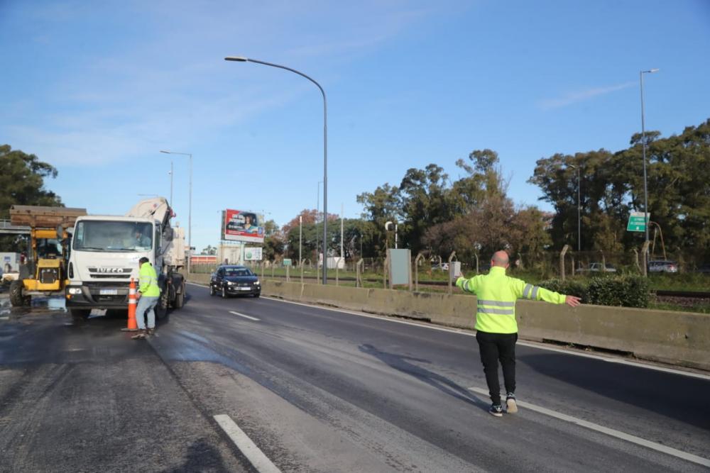 Cierran carriles en la Avenida Cantilo por la rotura de un caño de agua de AYSA