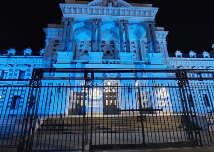 Iluminan de celeste la Casa de Gobierno