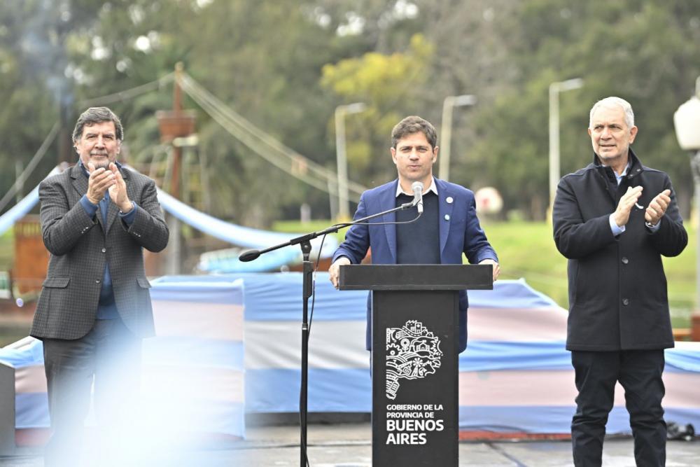 Kicillof encabezó la ceremonia de promesa a la bandera nacional de estudiantes bonaerenses
