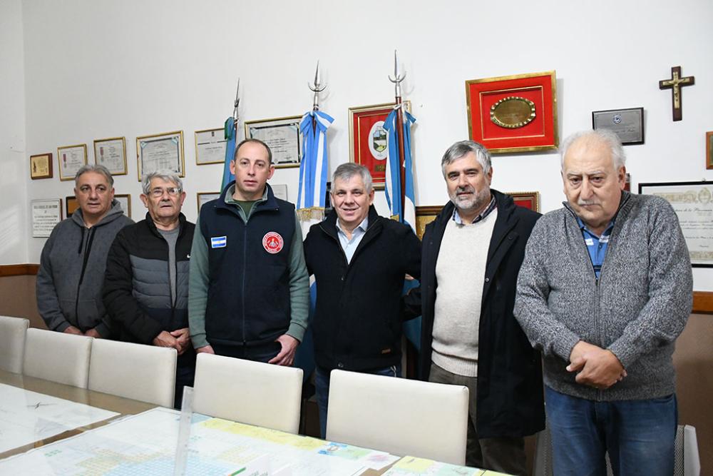 Guillermo Britos hizo entrega de un cheque de $8.500.000 a los Bomberos Voluntarios