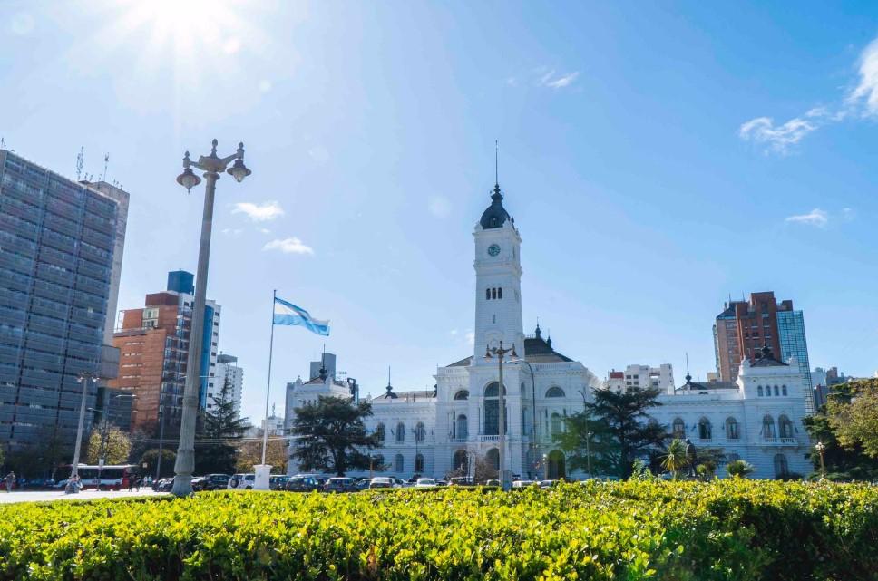 Alak dispuso un aumento salarial a los empleados municipales