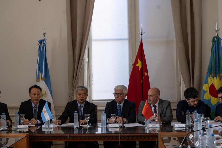 Dichiara recibió a una delegación china