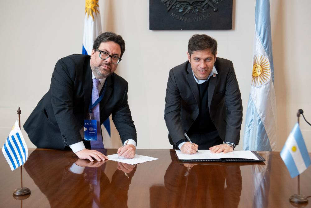 Kicillof firmó un convenio de hermanamiento y cooperación con el intendente de Montevideo