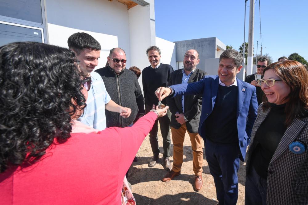 Kicillof encabezó la entrega de 124 viviendas en General Paz