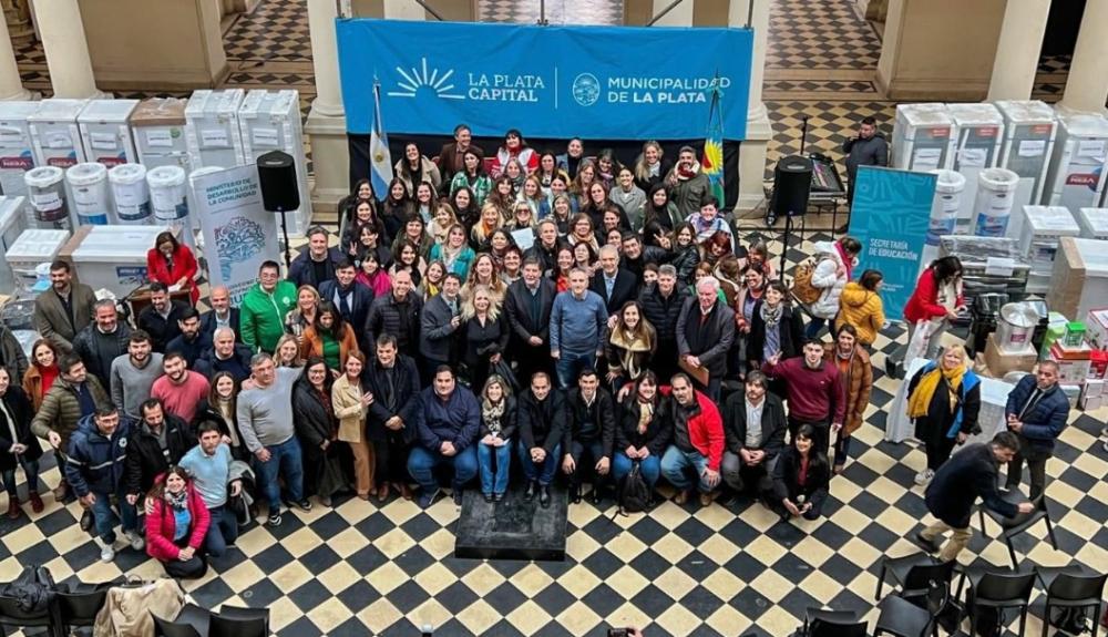 Alak, Sileoni y Larroque entregaron insumos para escuelas que brindan el Servicio Alimentario