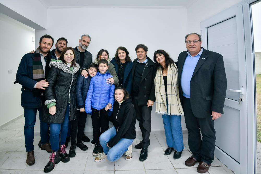 Kicillof entregó viviendas en General Alvear