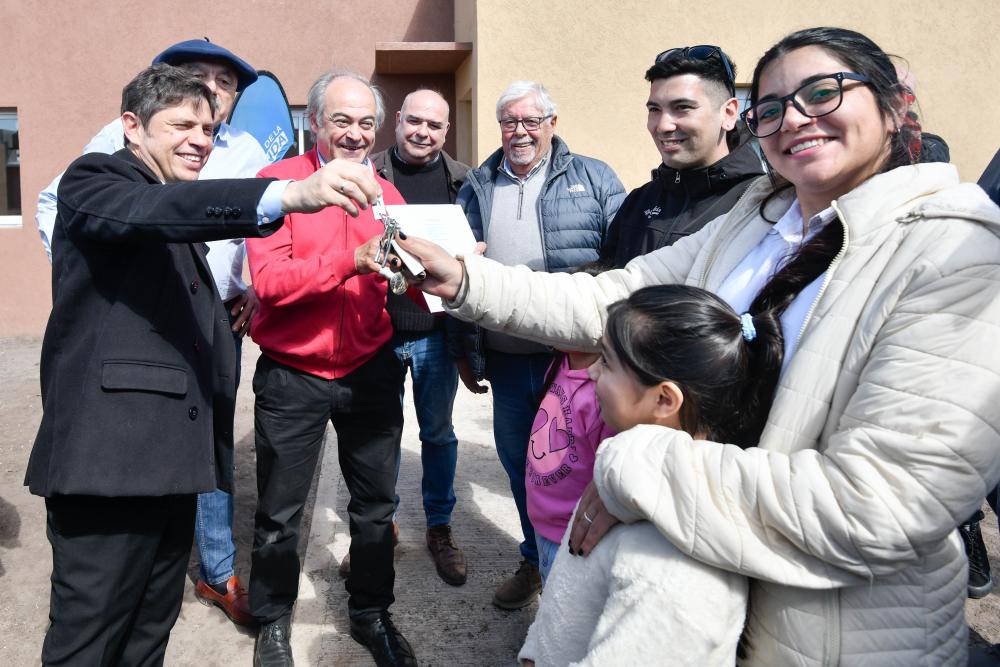 Kicillof entregó viviendas y suscribió un convenio para la integración urbana de cuatro barrios populares