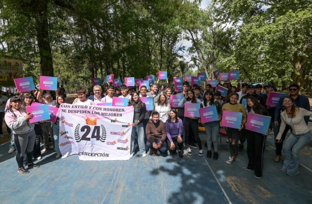 Estudiantes de islas del Delta recibieron computadoras