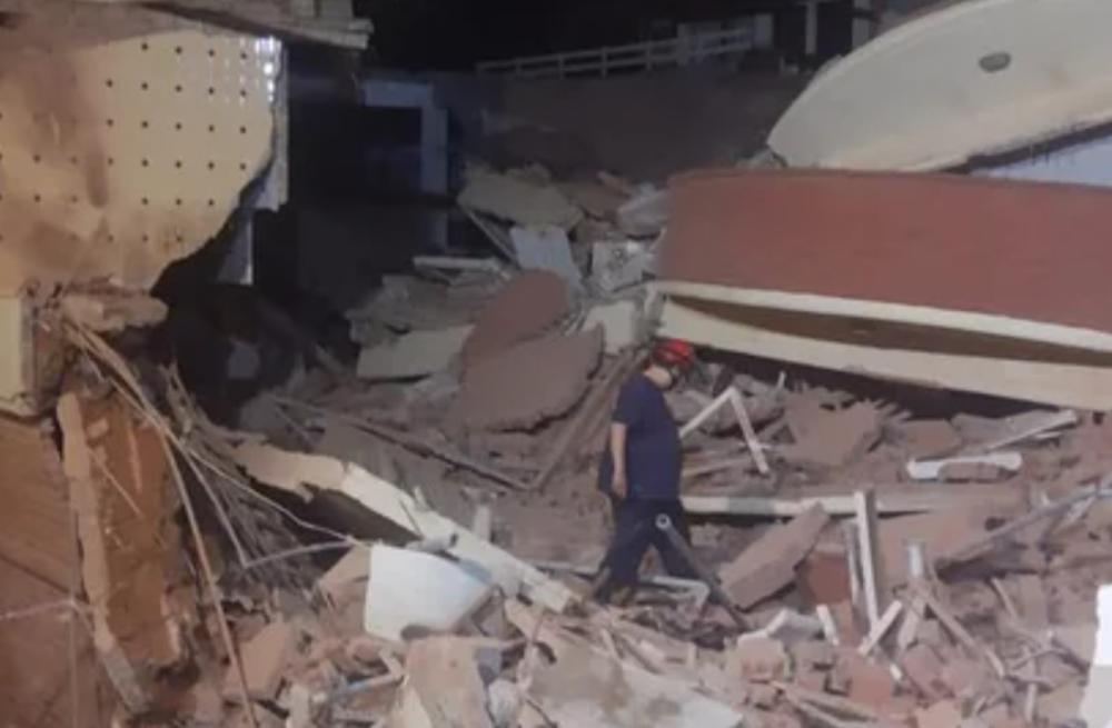 Derrumbe del hotel: hay un muerto y continúa el trabajo de los rescatistas