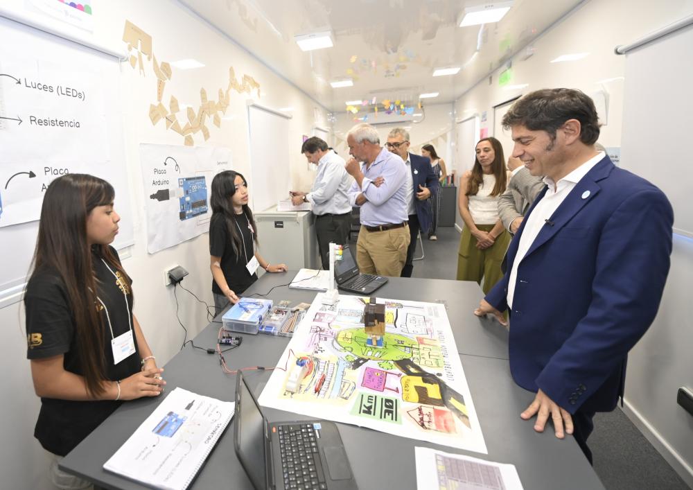 Kicillof recorrió centros socioeducativos que trabajan en la revinculación escolar de jóvenes bonaerenses