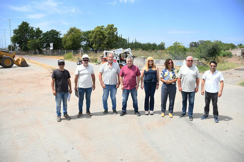 Britos recorrió el inicio de la obra de desagües pluviales en la avenida Lisandro de la Torre