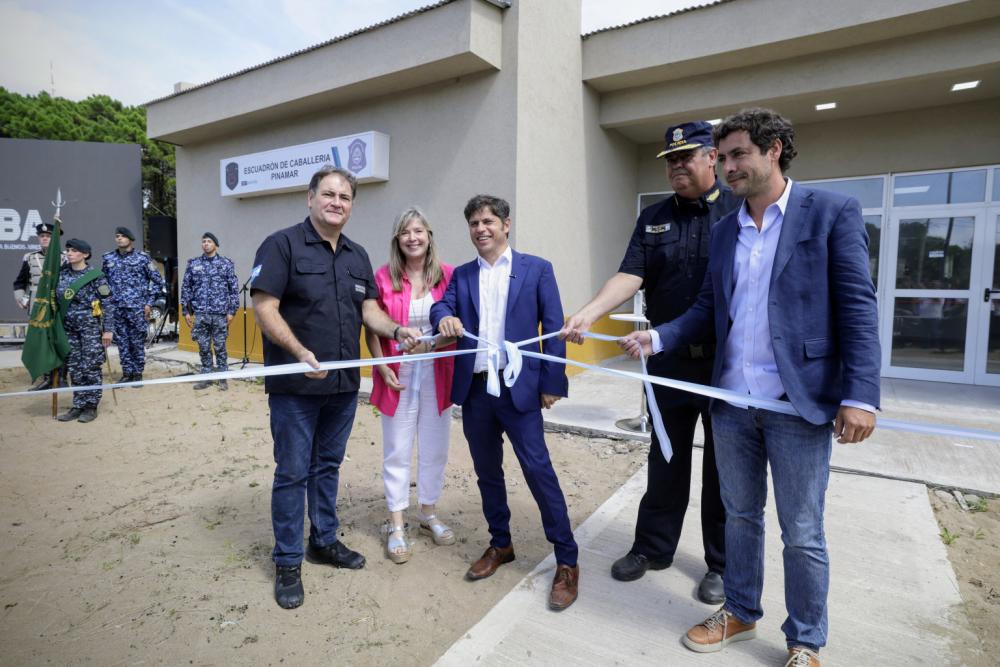 Kicillof encabezó la inauguración de un polo logístico y escuadrón de caballería en Pinamar