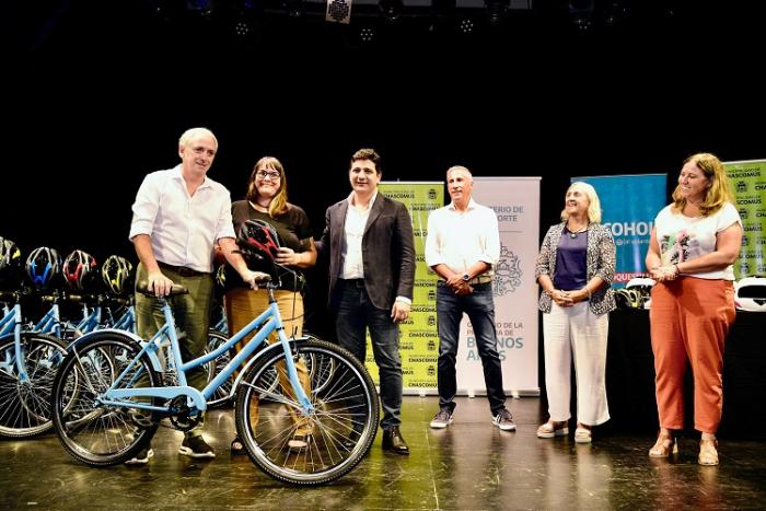 Martín Marinucci junto a Javier Gastón entregaron elementos de Seguridad Vial