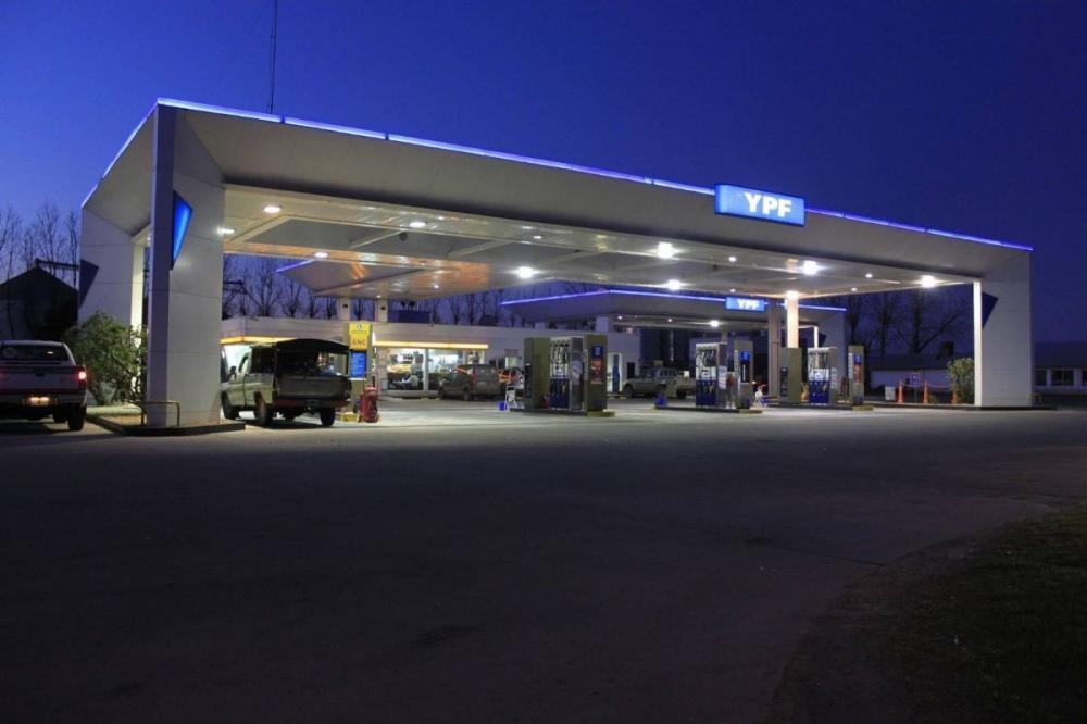 Los precios de los combustibles subieron 2% a pesar de que el Gobierno postergó el alza de un impuesto