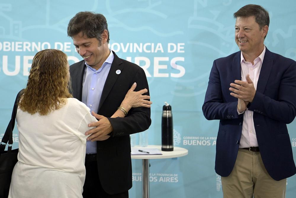 Kicillof entregó títulos de propiedad gratuitos a familias de Villarino